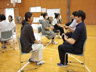 ペアで自己紹介をしています。