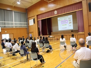 自己肯定感について話を聞いています。