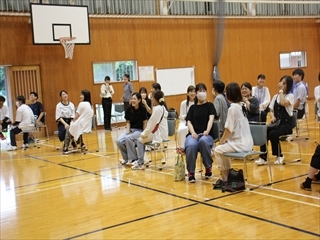 和やかな雰囲気で話しています。