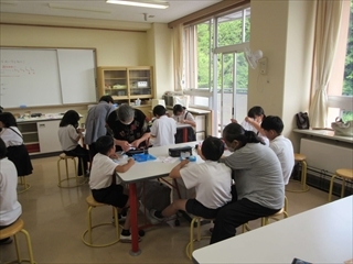 一生懸命裁縫をしています。