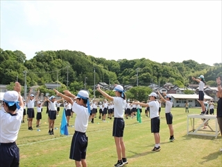 ラジオ体操をしています。
