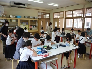 集中して勉強しています。