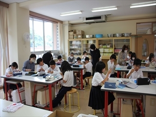 家庭科ボランティアの方に教わっています。