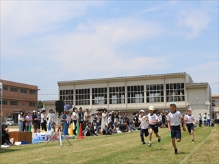 中学年のリレーです。