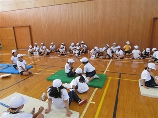 上体起こしをしています。