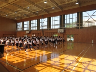 校歌を歌っています。