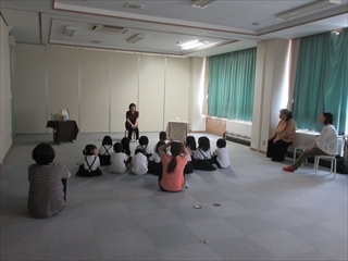 静かに聞いています。