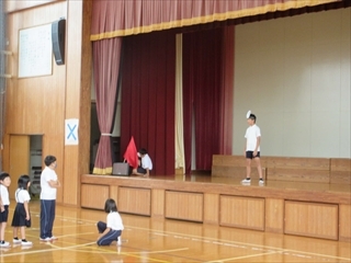 クイズを出す人です。