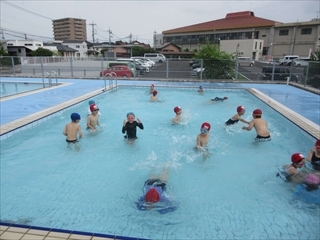 上手に泳ぐ子もいます。
