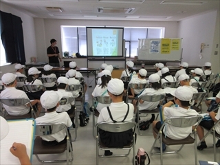 説明を聞いています。