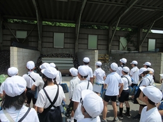 クリーンセンターを見学しています。