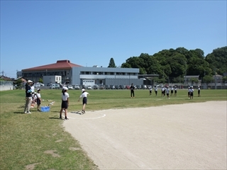 ソフトボール投げをしています。