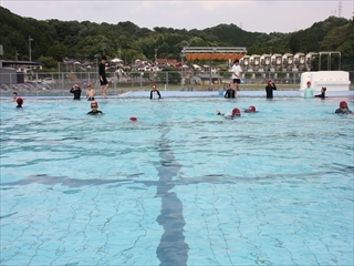 けのびの練習をしています。