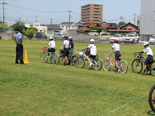 校庭で練習しています。