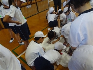 めあてに沿った振り返りをしています。