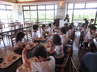 昼食の様子です。