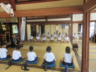 静かに坐禅に取り組んでいます。