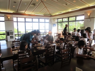 夕食の様子です。
