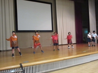 スタンツで踊っています。