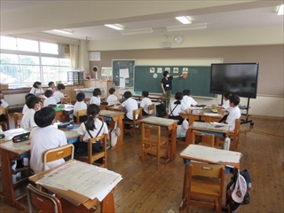 説明を聞いています。