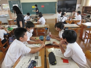 グループで話し合っています。