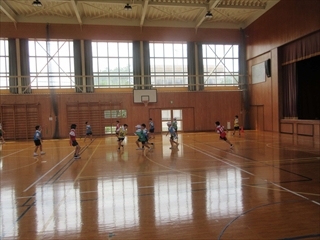 逃げ回っています。