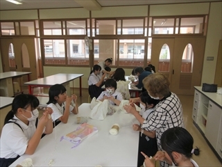 編み物の仕方を教わっている手芸クラブ