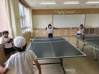 トーナメント戦をしている卓球クラブ