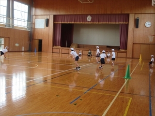 ドッジボールをしているスポーツクラブ