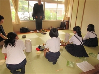 茶道の作法を学ぶ茶道クラブ