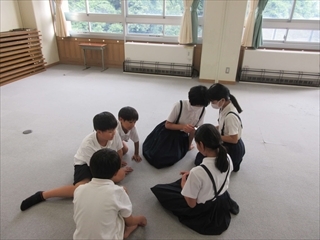 カードゲームを楽しむ室内ゲームクラブ