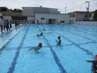 ペットボトルを持って浮く練習をしています。