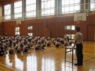 校長が話をしています。