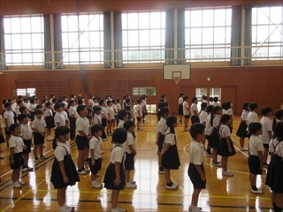 校歌を歌っています。