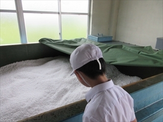 消毒液の材料を見ています。