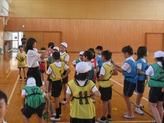 説明を受けています。