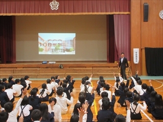 100-1はいくらか聞いています。