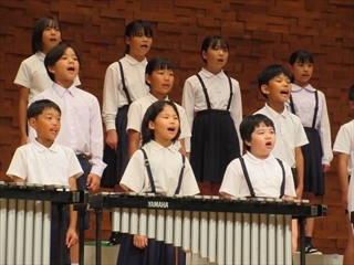 良い表情で歌っています。