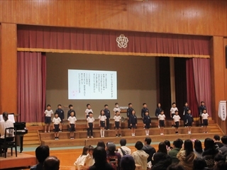 故郷を思い歌を歌っています。