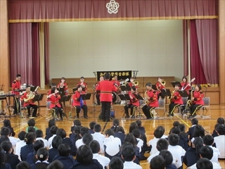 迫力ある演奏を聞いています。