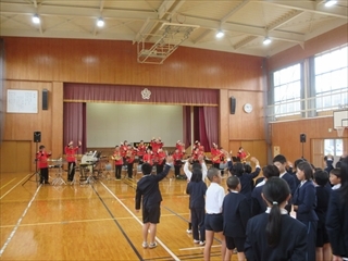 手を振りながら退場しています。