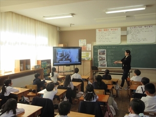 給食センターの様子の動画を見ています。