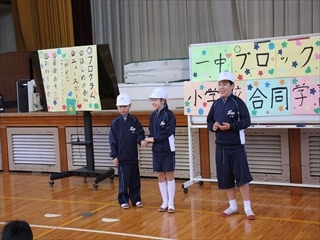 自己紹介をしています。