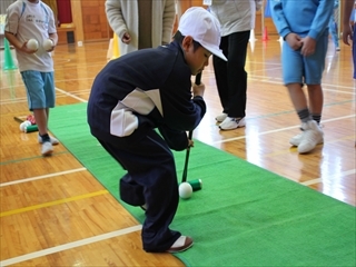 ボールを打っています。