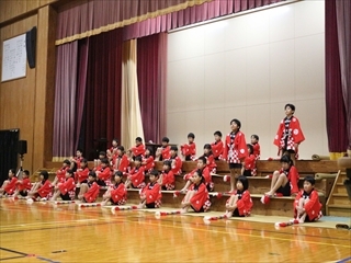4年生の発表、「ふるさとの伝統を未来に受けつぐ安来節」です。