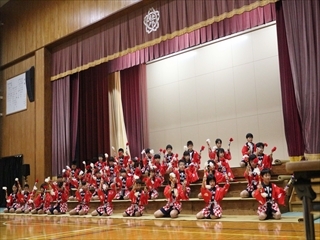 銭太鼓を披露しています。