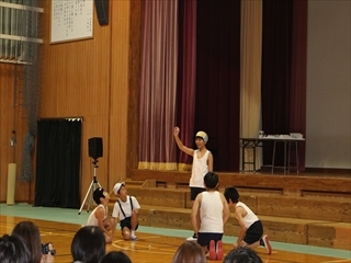昔の広島の子どもたちの遊びを演じています。