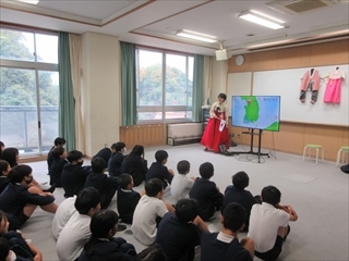 5.6年生が韓国の話を聞いています。