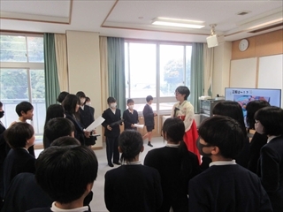 6年生が、韓国語について質問しています。