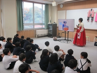 3.4年生が話を聞いています。